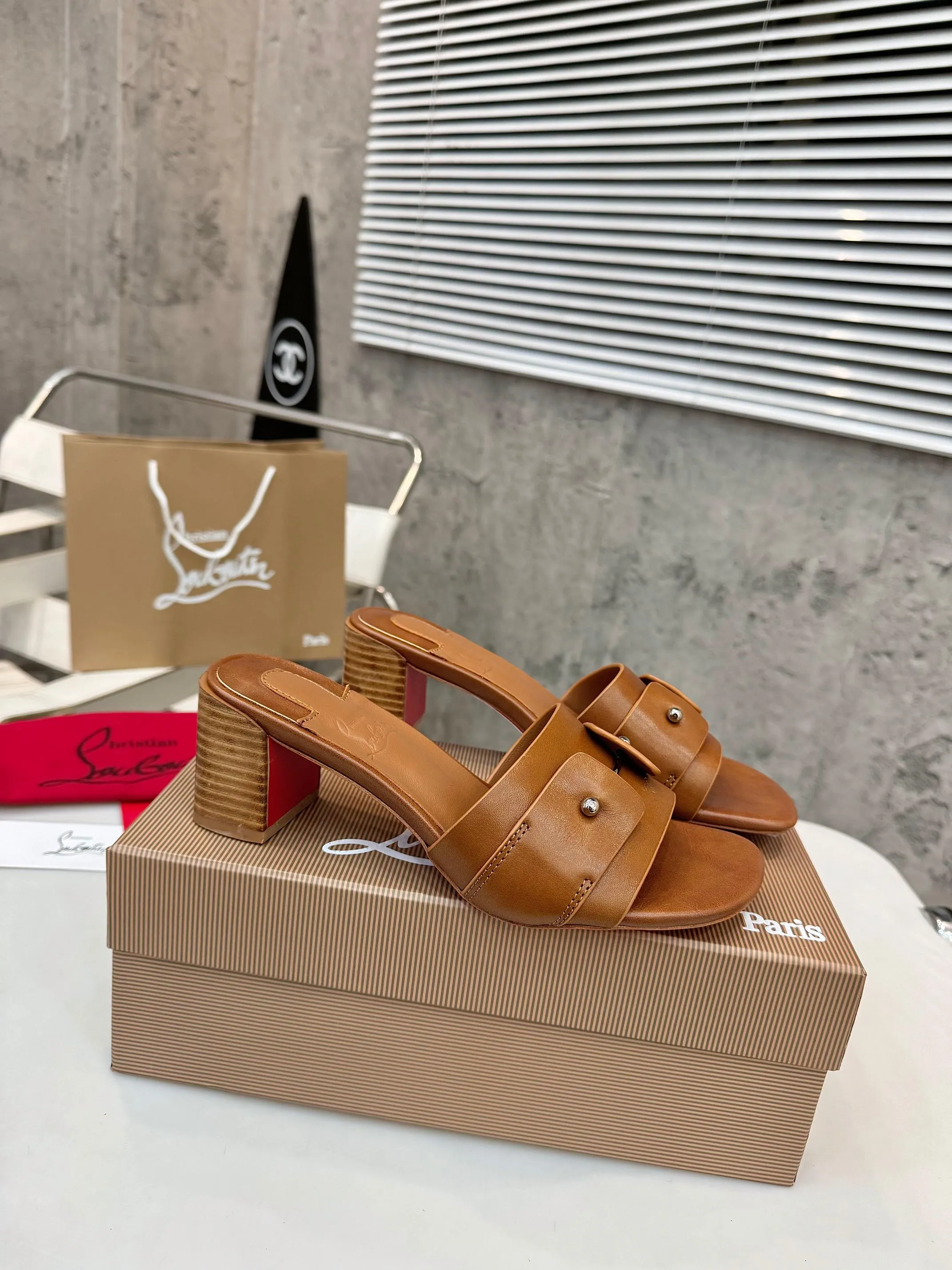 👟👟Ex-factory price 420👟👟 Genuine leather base +40 Top version Purchasing level ⚡③ colors to choose from. Christian Louboutin (CL) logo design is launched this year. The latest catwalk style of red-soled shoes 💥abbreviated as CL. This year's T-stage catwalk style of red-soled shoes👠 has a fresh and refreshing feel, and is perfect on the feet. 💃elegant and crystal clear. All accessories, materials and patterns are all customized at the original 1:1, zero distance from the original version. 1⃣ Upper: cowhide + unique logo 2⃣ Inner: sheepskin 3⃣Outsole: Original one-to-one molded genuine leather rubber non-slip two-color label outsole 4⃣🔺Original packaging 5⃣Number of yards: 35-42 (refundable or exchangeable if ordering 42)